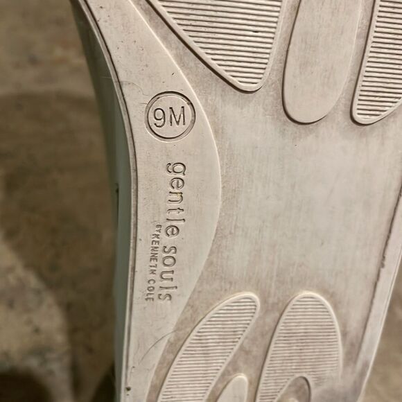 Gentle Souls by Kenneth Cole Gold Gisele 65 Sporty Slide Shoes Womens Size 9 - Picture 2 of 13